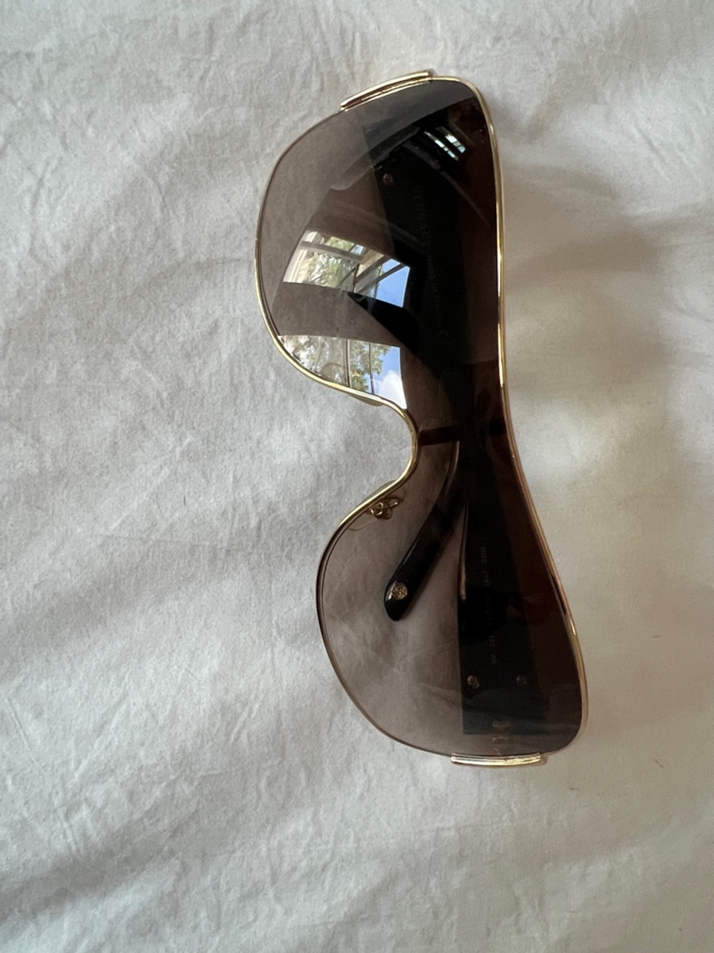 Black and gold - Versace Sunglasses with Case - Picture 8 of 9